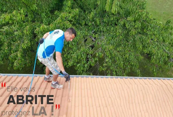 Un homme sur un toit avec un tuyau.