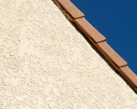 Le haut d'une façade.