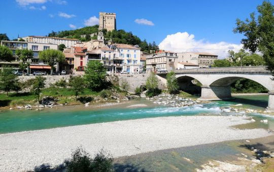 Un pont et une tour.