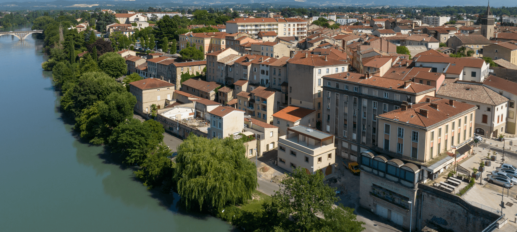 Des habitations et des arbres.