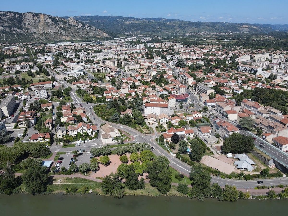 Une ville en vue aérienne avec une route.
