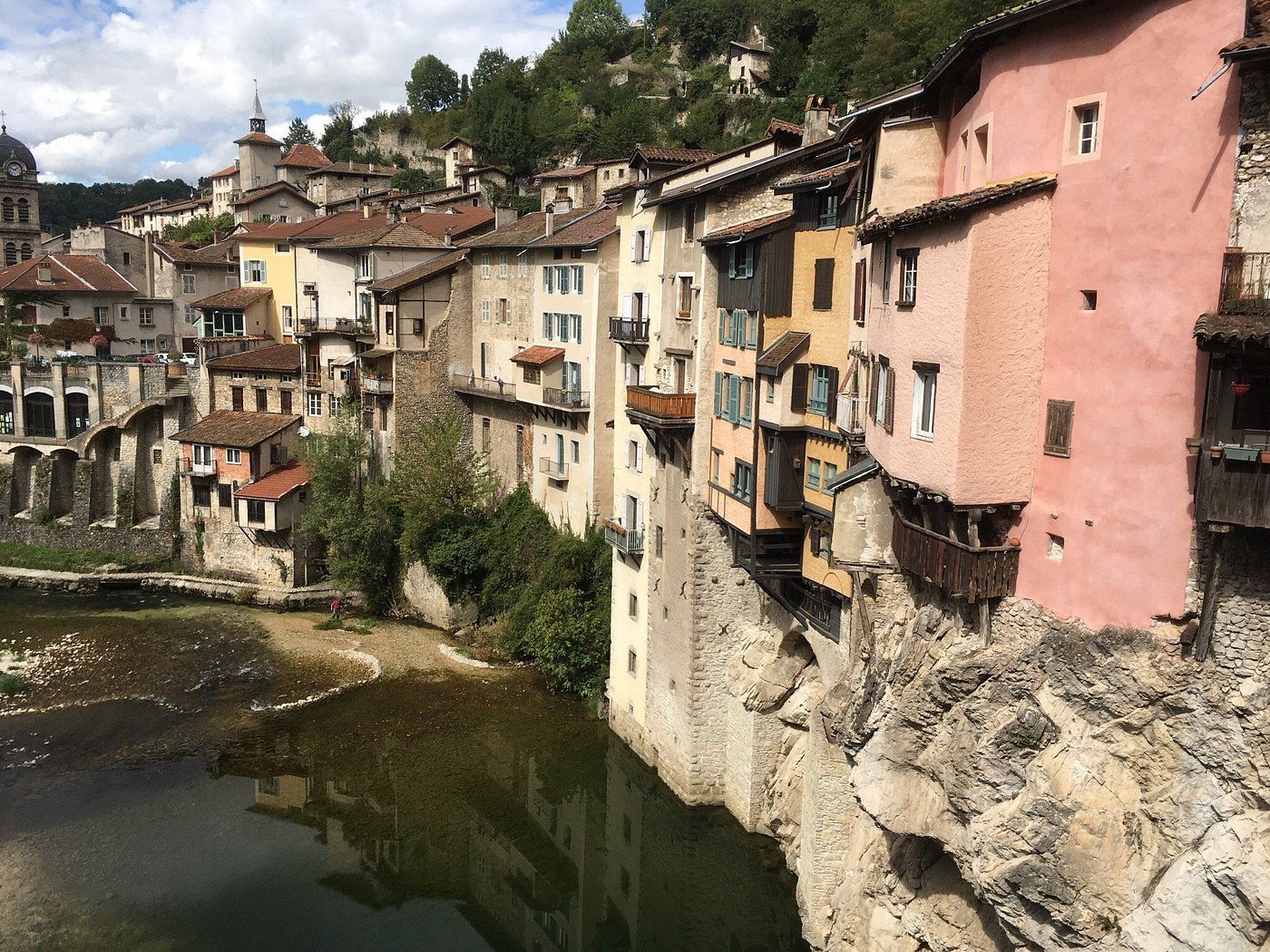 Des habitations perchées sur la falaise.