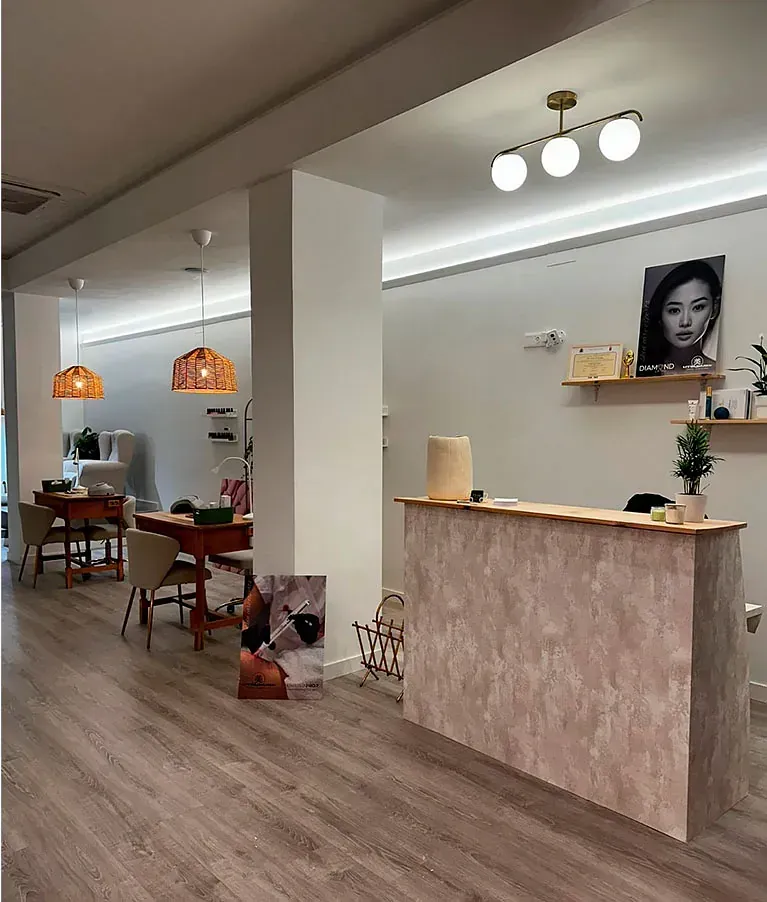 Una habitación con una mesa y sillas y un mostrador de recepción.