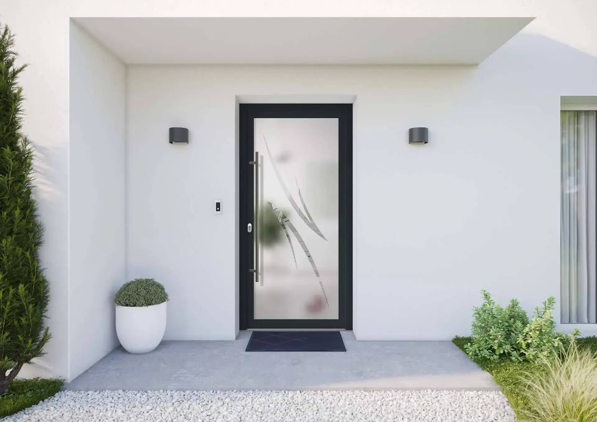 Entrée d'une maison blanche moderne avec porte vitrée à cadre noir, appliques murales et plantes en pot