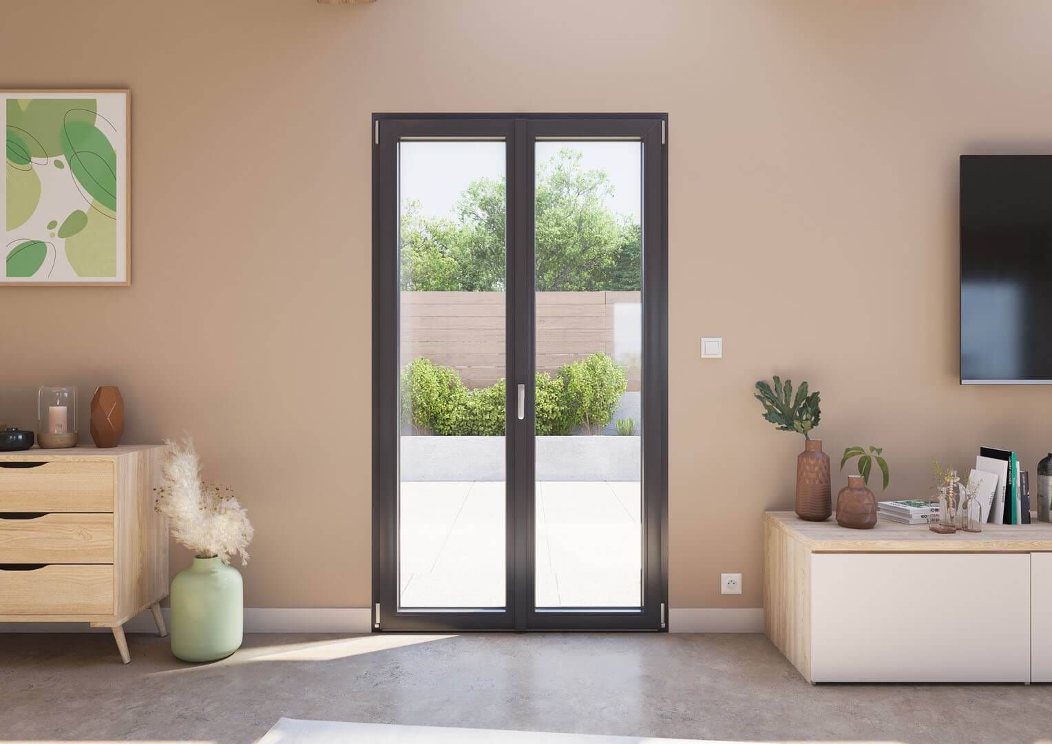 Salon minimaliste avec portes-fenêtres donnant sur une terrasse, murs beiges et meubles en bois clair.