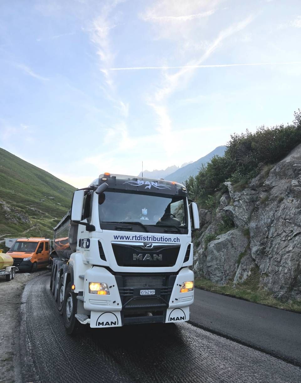Un camion roule sur une route de montagne.