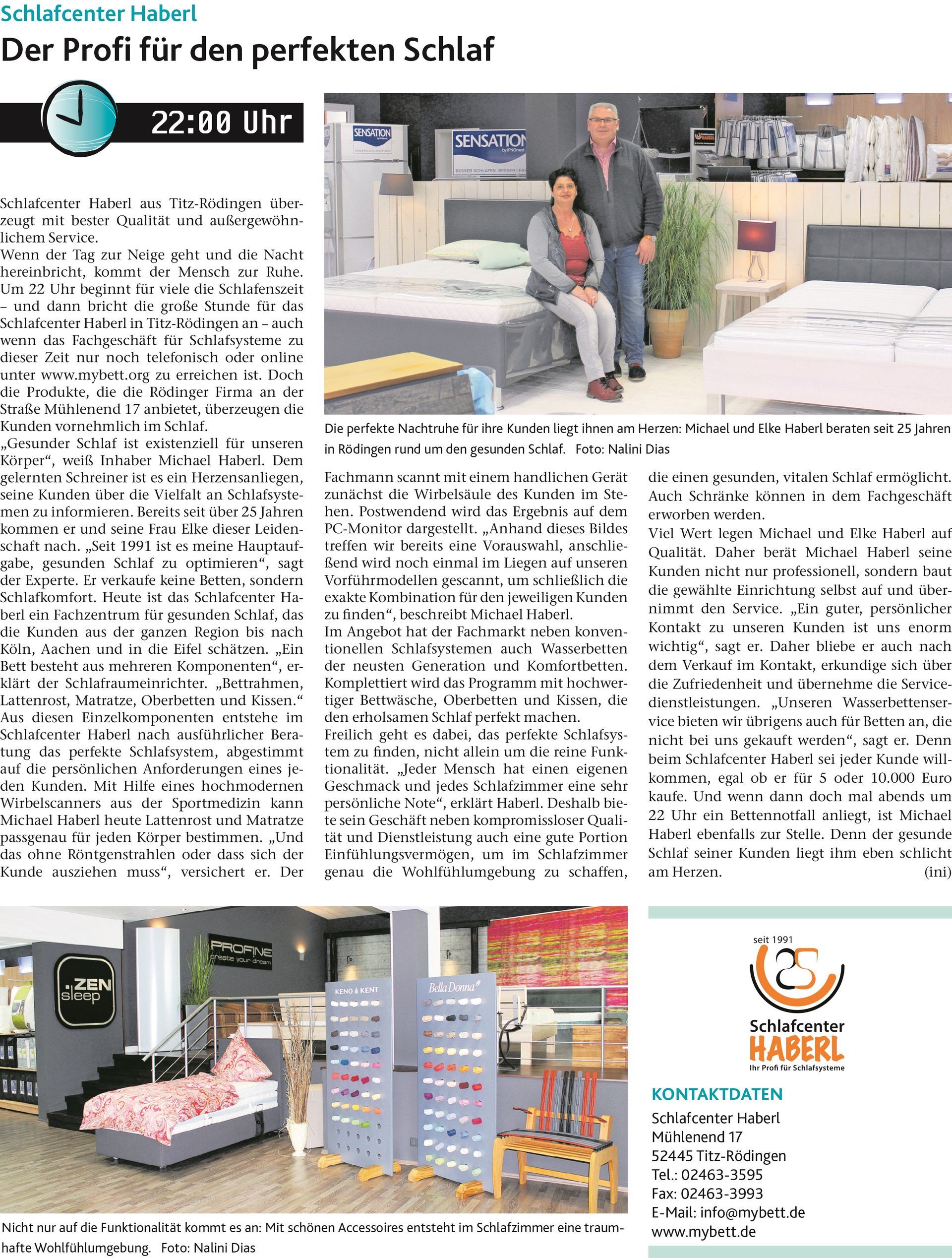Zwei Personen in einem Matratzengeschäft neben Matratzen. Artikeltext und Geschäftsinformationen sind sichtbar.