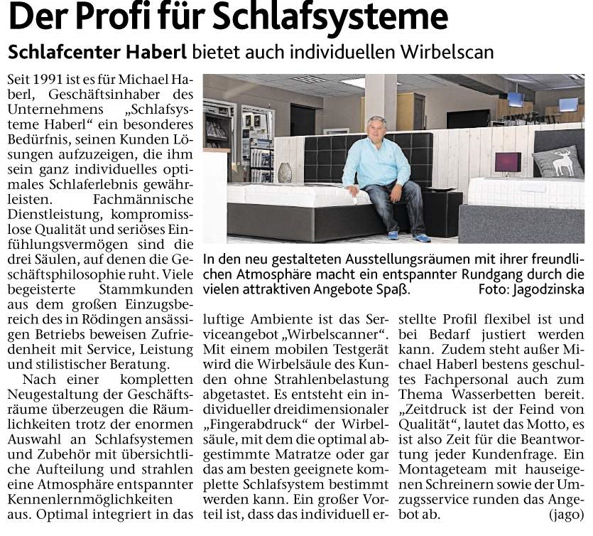 Artikel über ein Schlafzentrum mit einem Mann, der in einem Ausstellungsraum auf einem Bett sitzt und individuelle Wirbelsäulen-Scans anbietet.