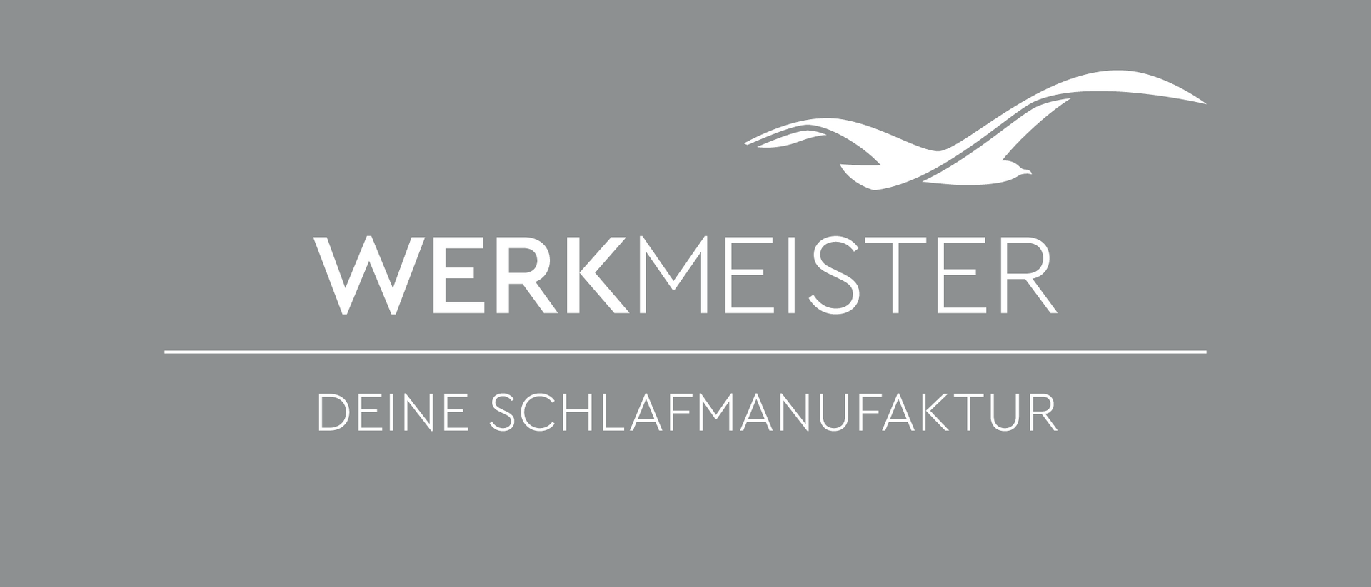 Logo für Werkmeister, ein Unternehmen mit dem Namen und einer fliegenden Möwe auf grauem Hintergrund. Slogan: „DEINE SCHLAFMANUFAKTUR“.