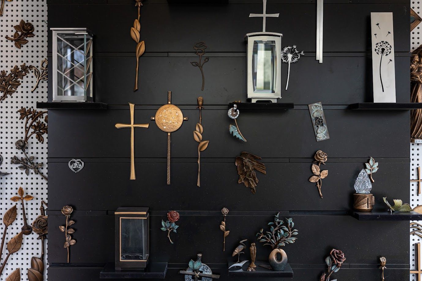 Eine schwarze Wand mit vielen Dekorationen darauf