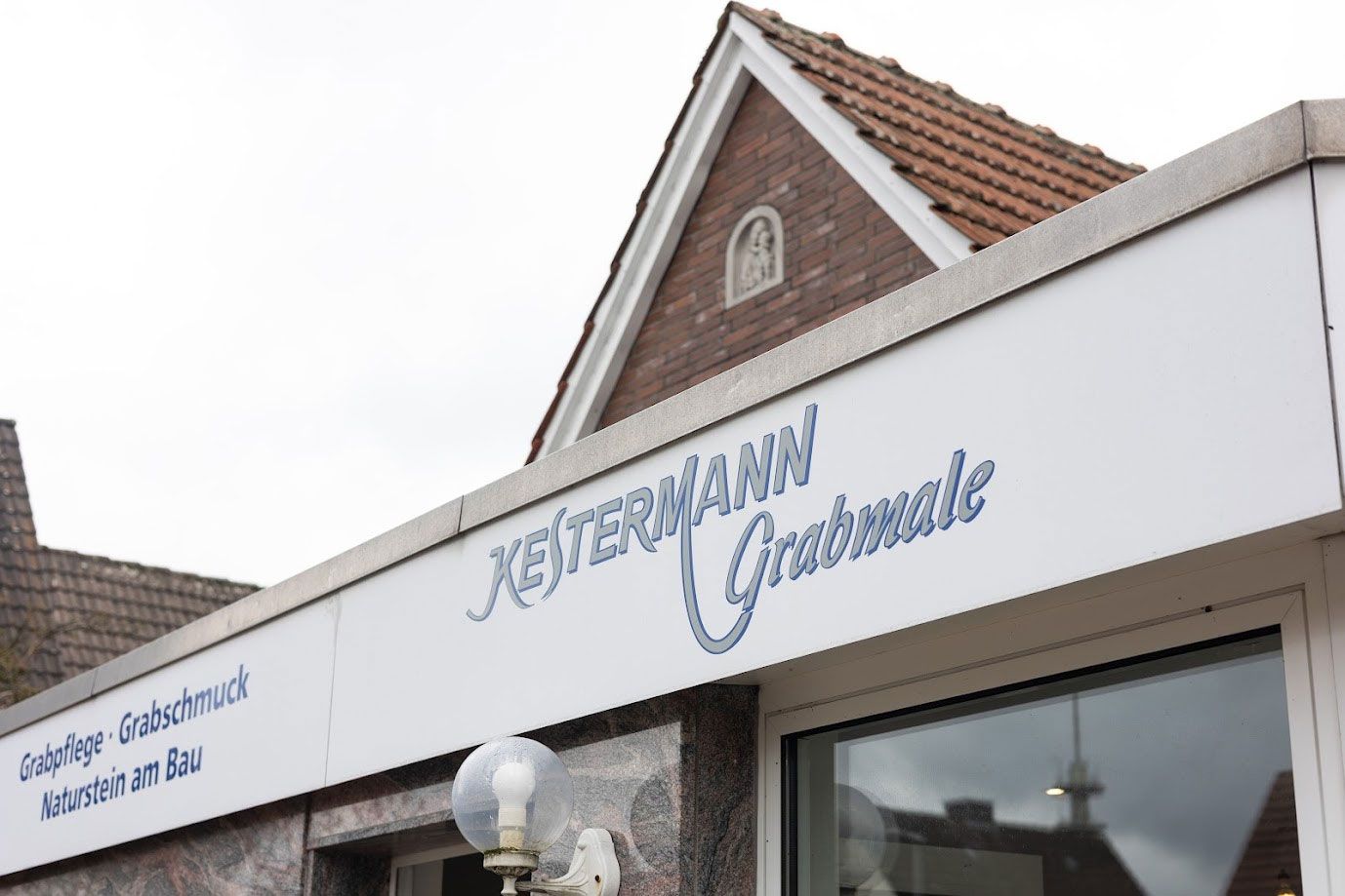Ein Schild an der Seite eines Gebäudes mit der Aufschrift „Kestermann Grabmale“