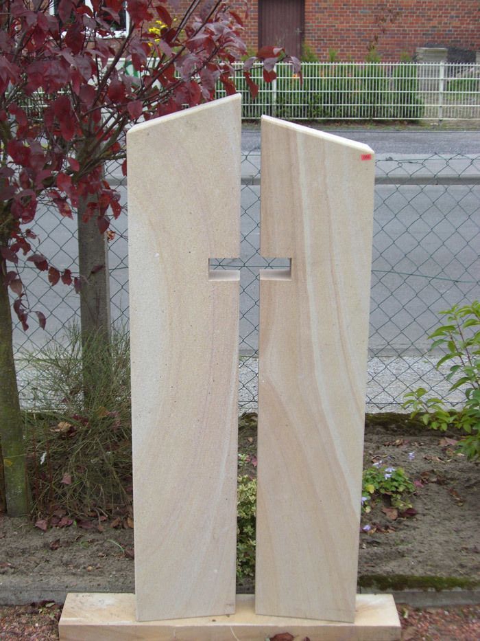 Ein Grabstein mit einem Kreuz in der Mitte