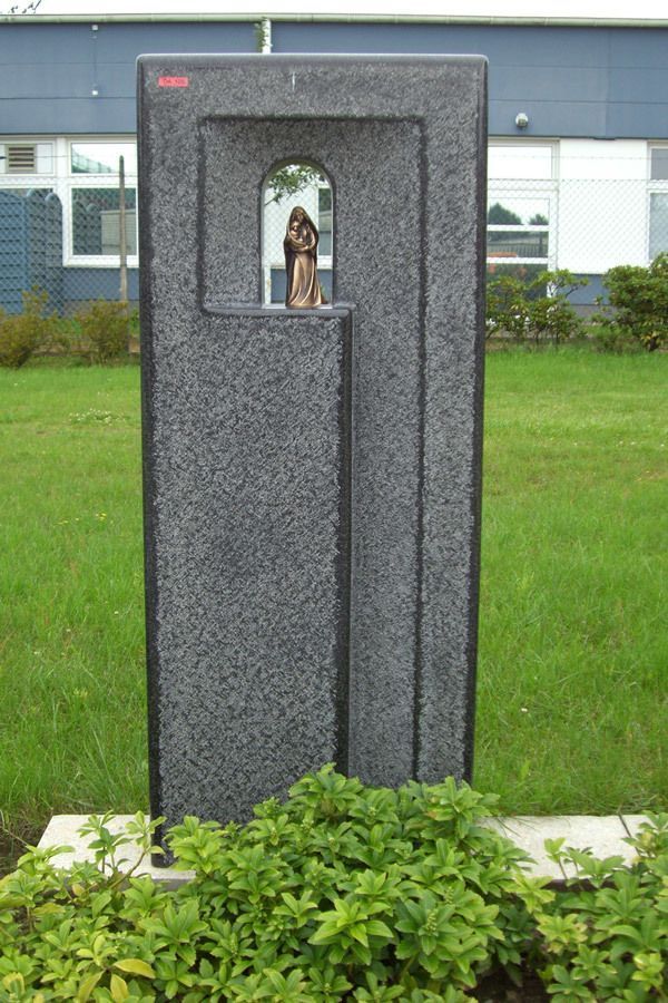 Ein Grabstein mit einer Statue in der Mitte