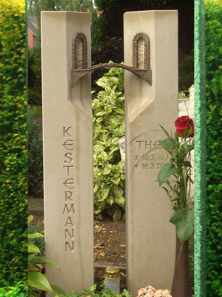 Ein Grabstein auf einem Friedhof mit einer roten Rose davor