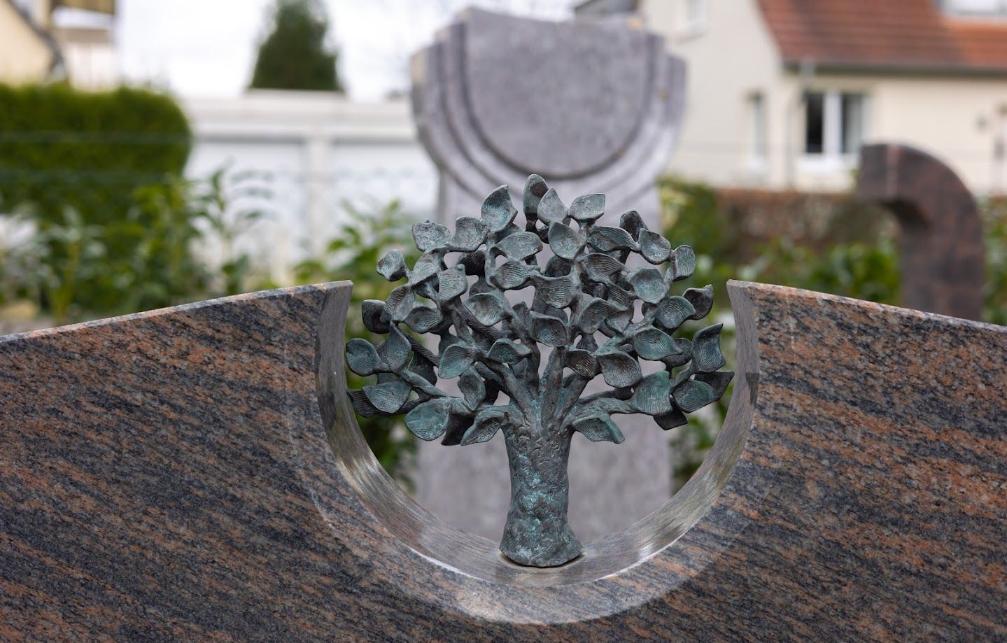 Ein Grabstein mit einem darin geschnitzten Baum