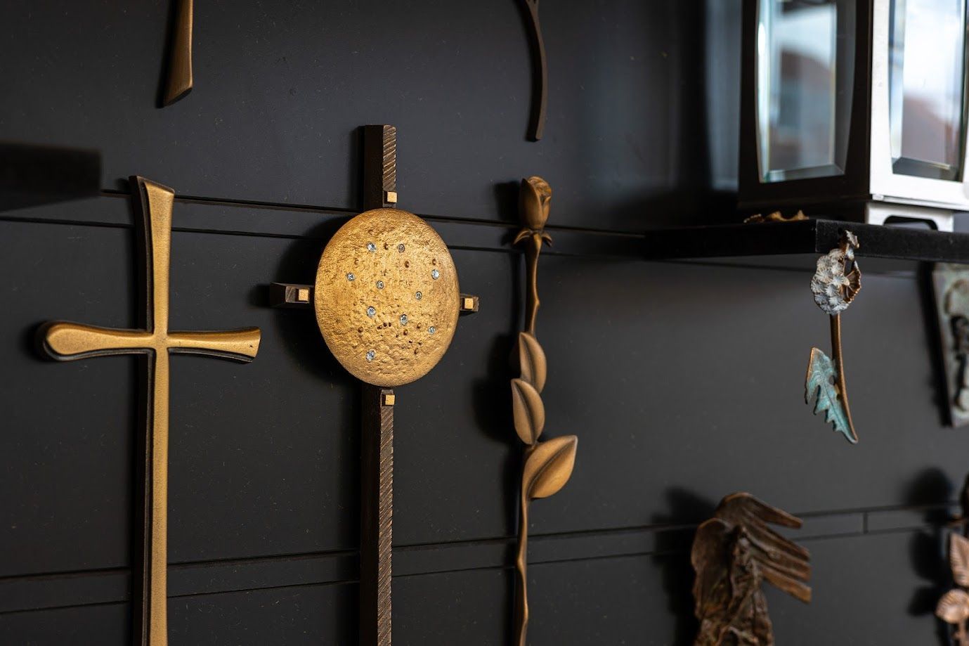 Es gibt viele verschiedene Arten von Kreuzen an der Wand.