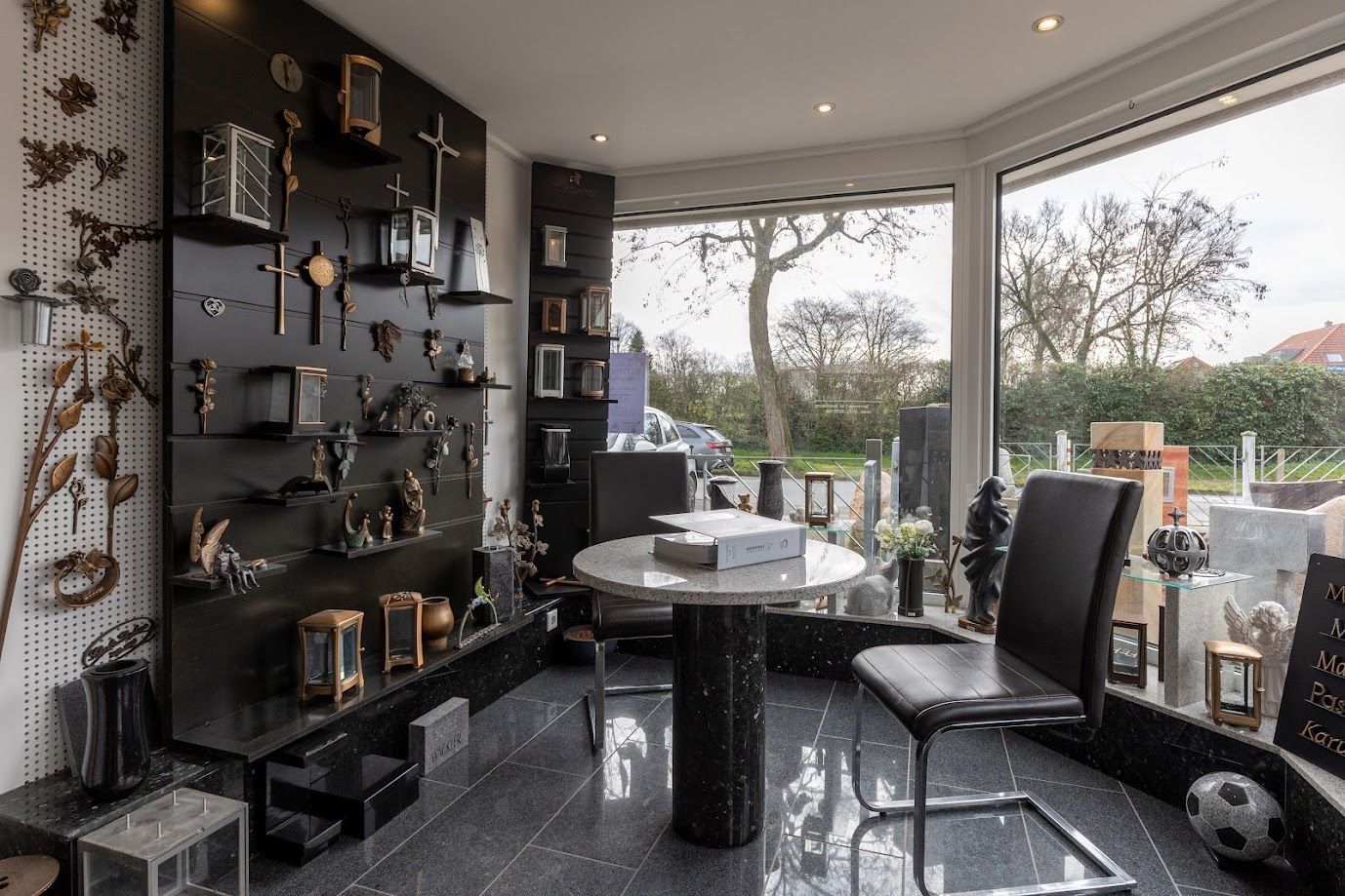 Ein Wohnzimmer mit Tisch und Stühlen und einem großen Fenster.