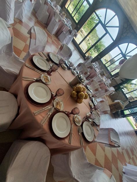 Una gran sala con mesas y sillas preparadas para una recepción de boda.