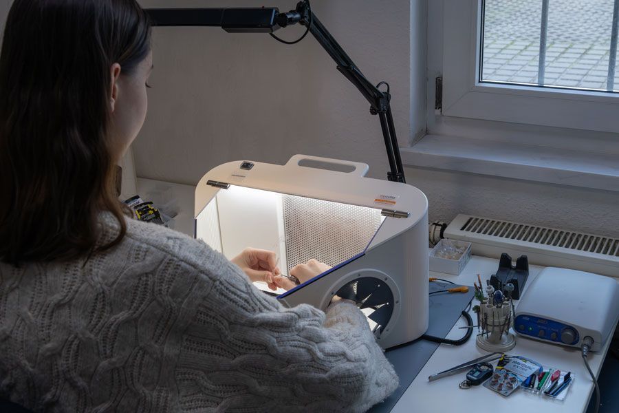 ein großer Raum mit einer roten Säule und einer Glastür.