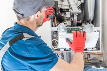 Handwerker arbeitet an einer Heizungsanlage