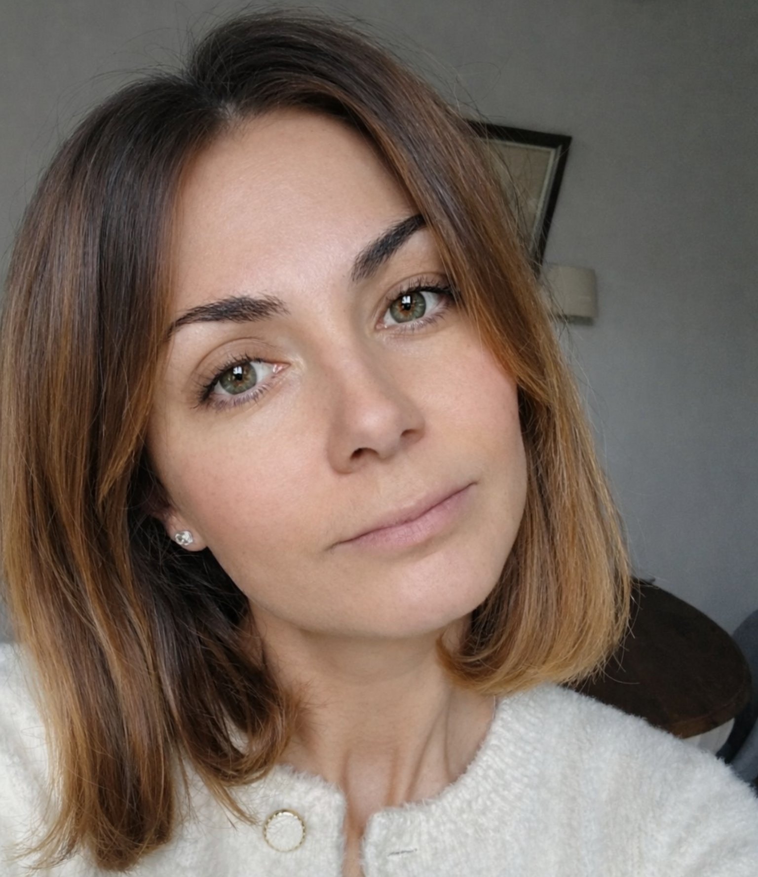 Des mains tenant un bol en forme de cœur rempli de fruits et de légumes, avec un stéthoscope et un bloc-notes posés.