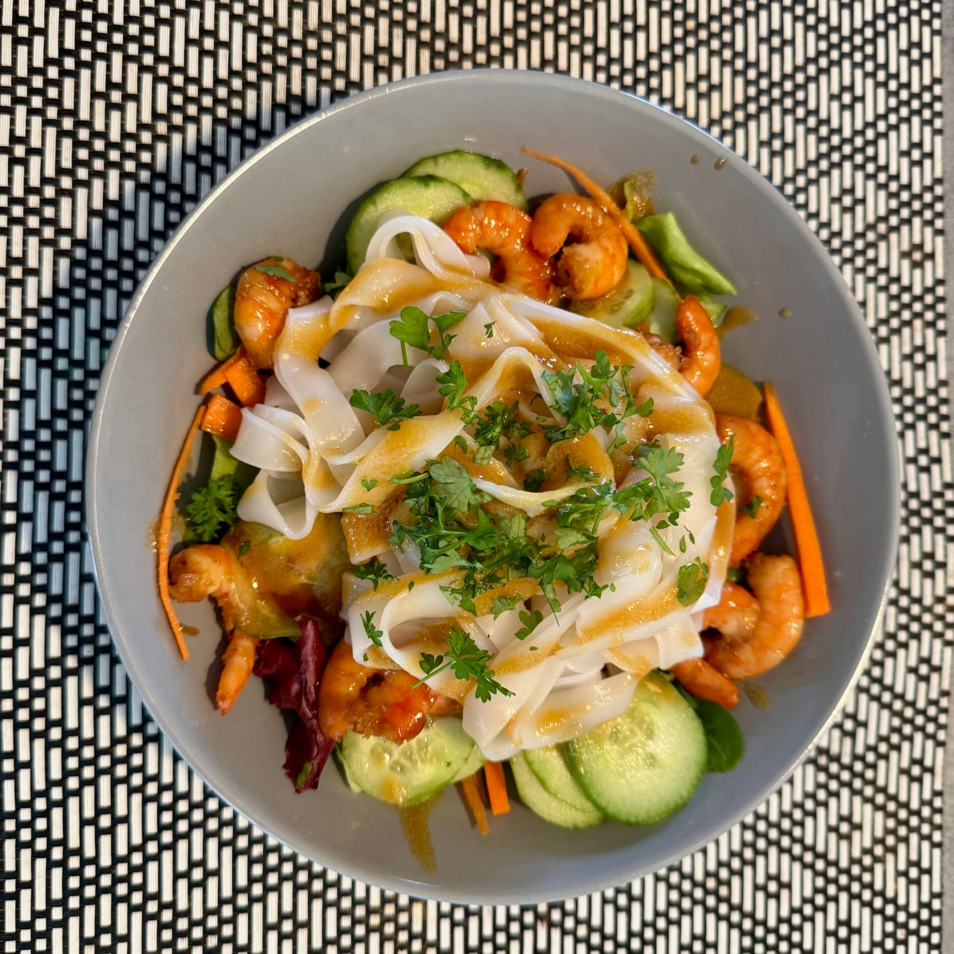 Un carnet et un stylo à côté de produits frais.