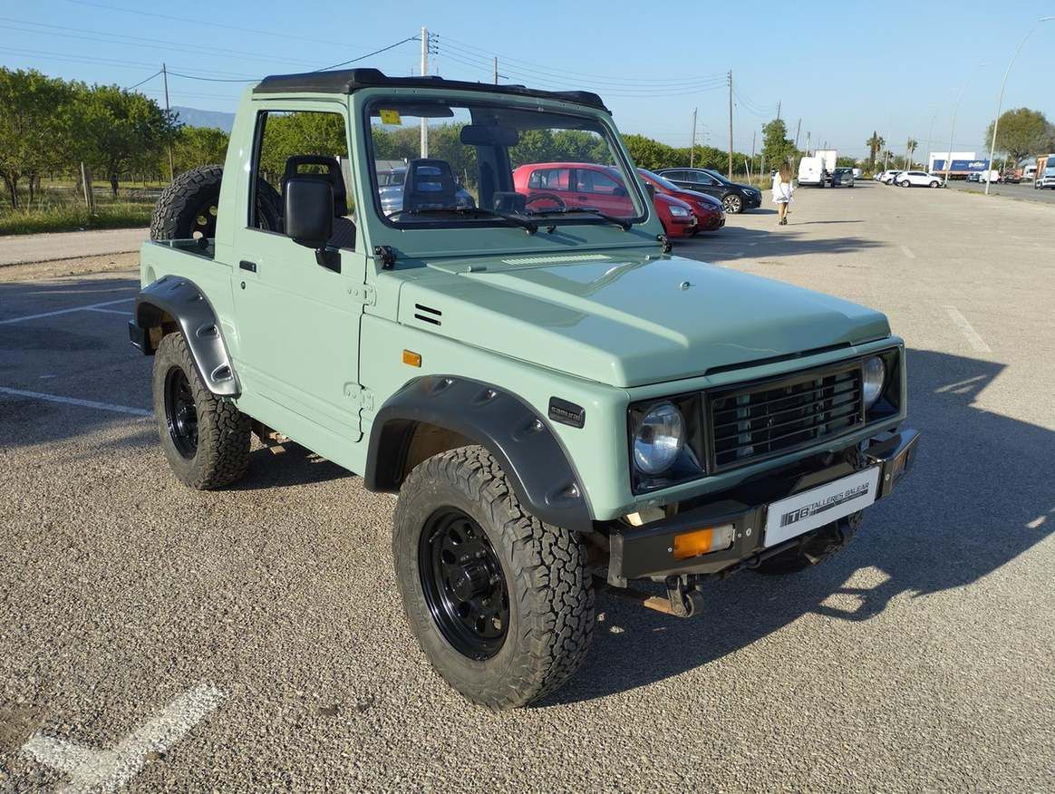 Todoterreno SUV verde menta aparcado en un estacionamiento soleado, visto desde delante y a la izquierda