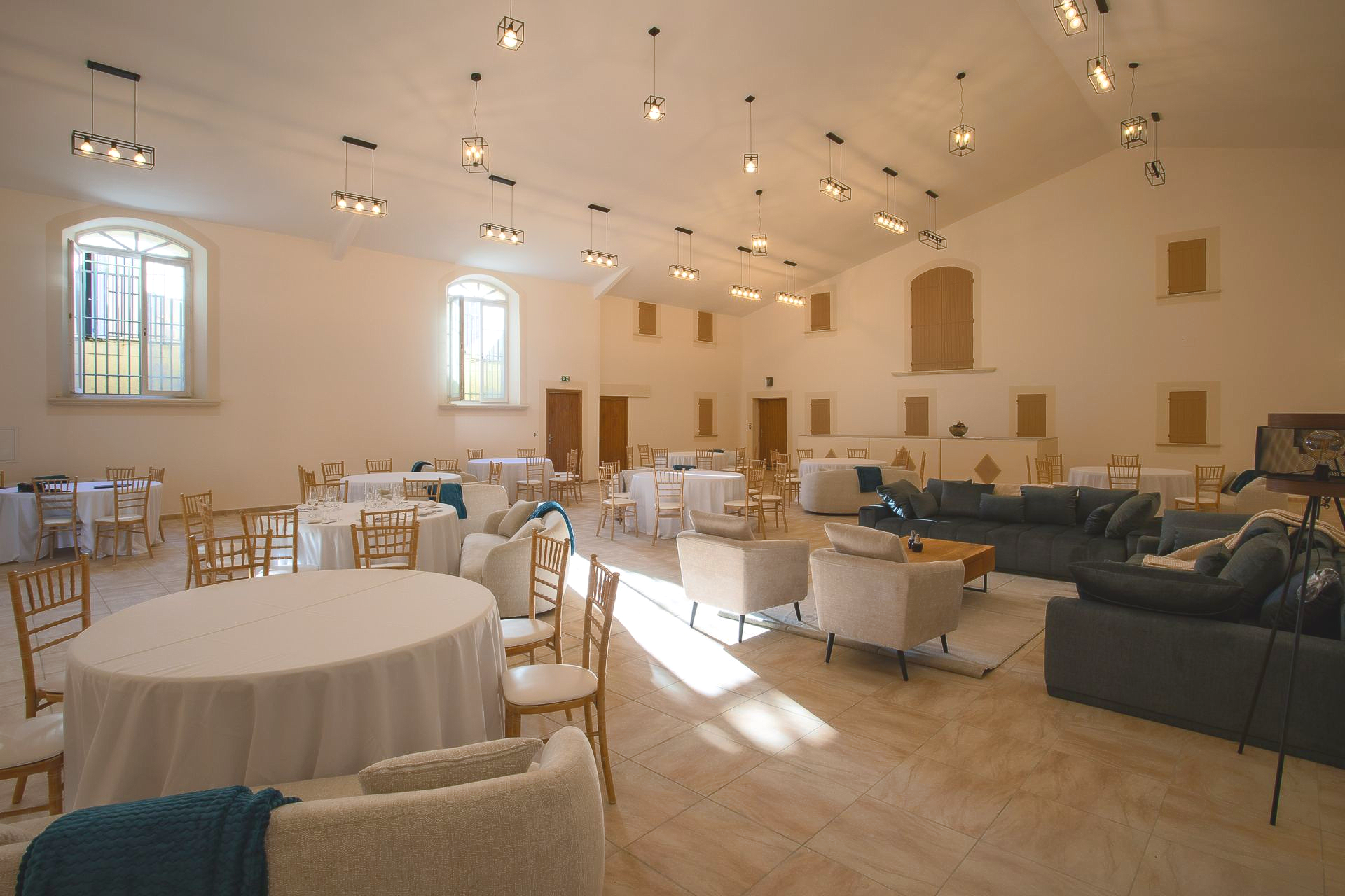 Une grande pièce avec des tables et des chaises