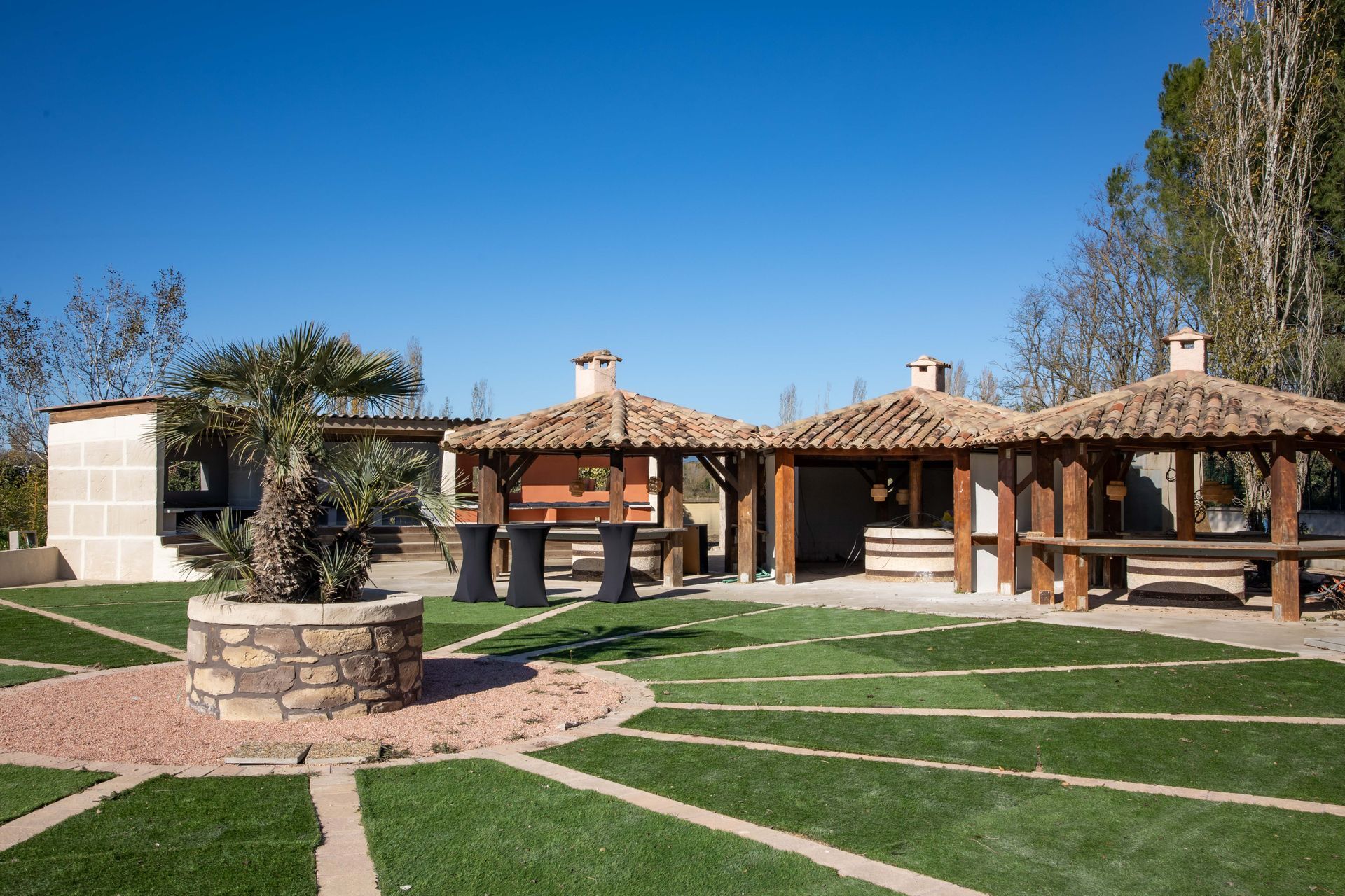 Une grande pelouse avec un belvédère au milieu