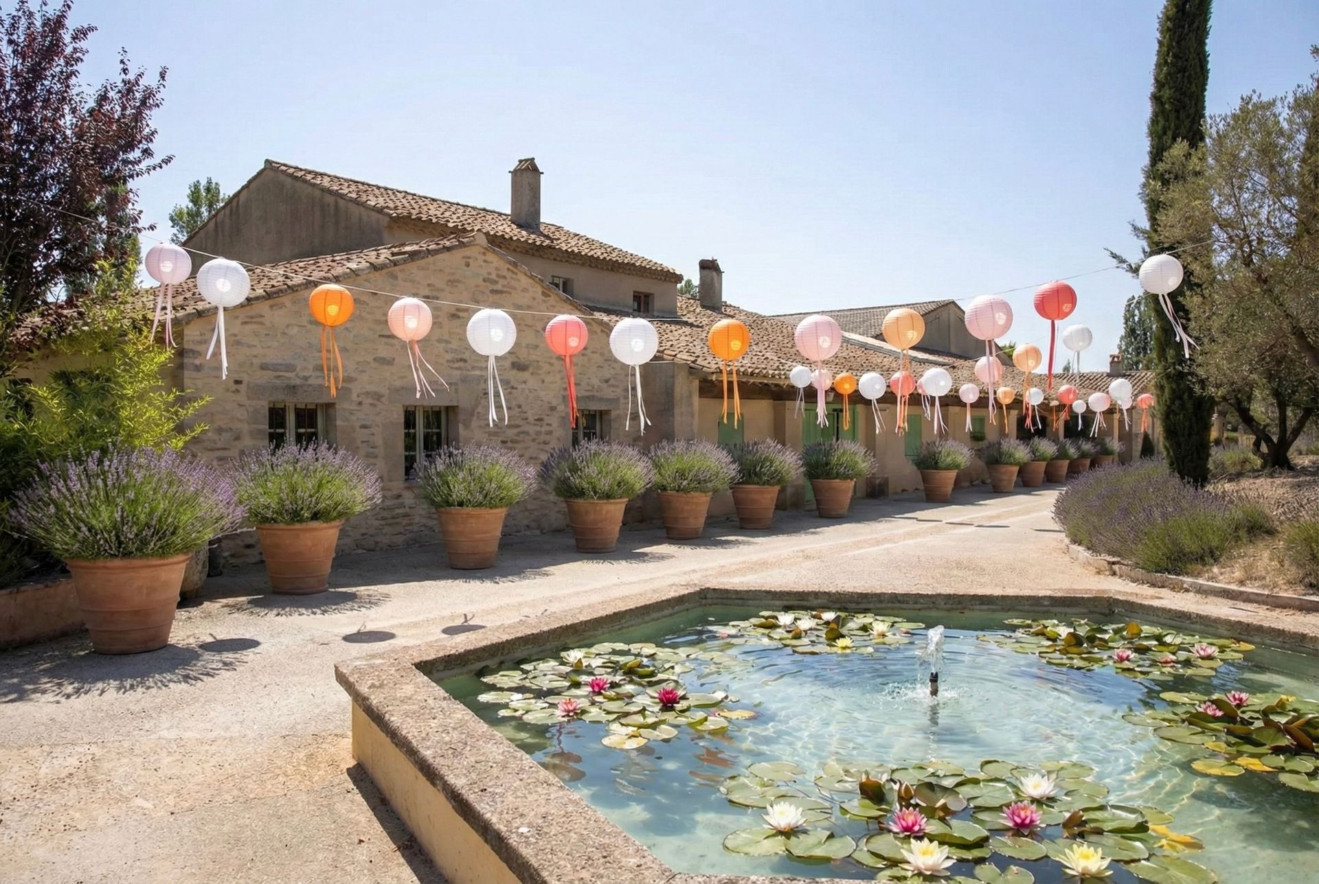 Une table ronde avec une nappe blanche et des chaises devant une cheminée.