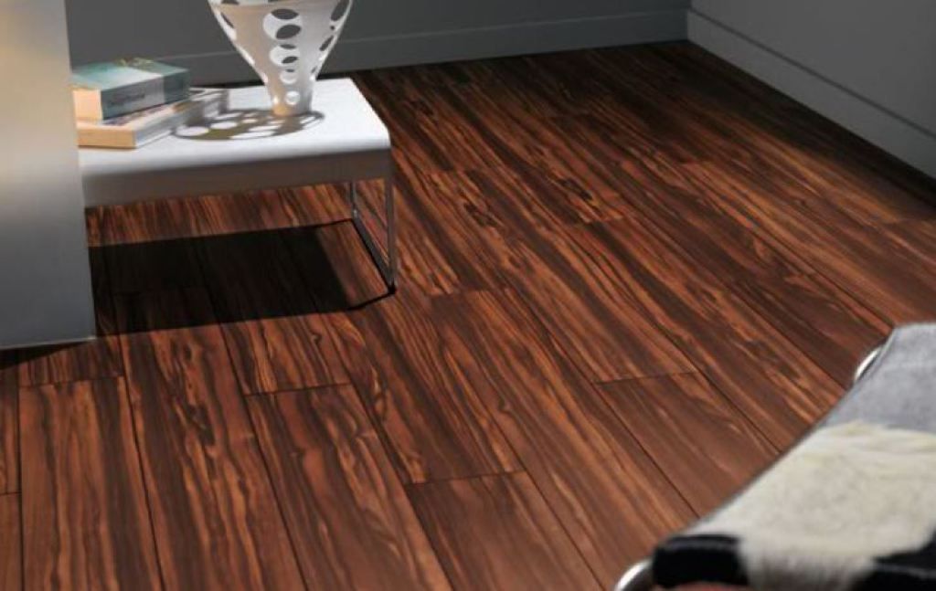 Holzboden mit kleinem Tisch