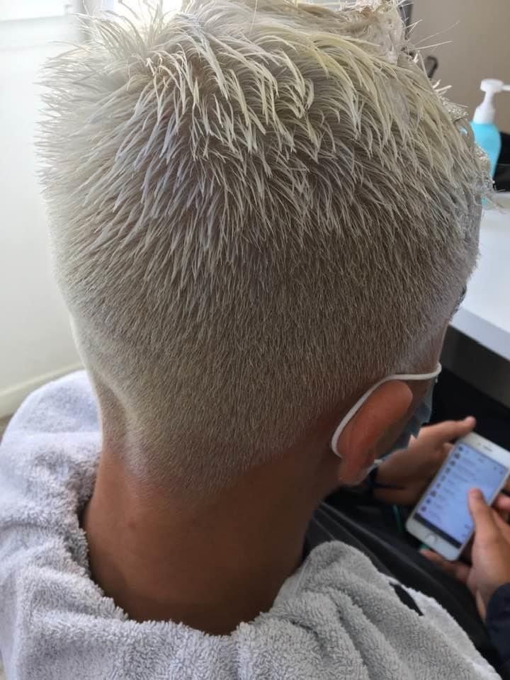 Décoloration à blanc avant la pose du gris