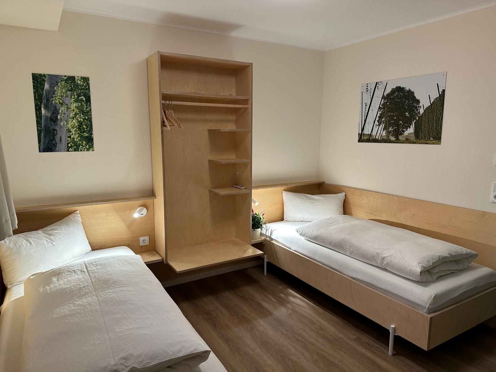 Ein Hotelzimmer mit zwei Betten und einem Schrank