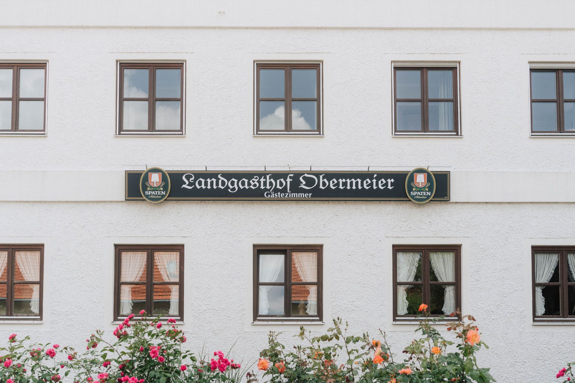 Ein weißes Gebäude mit einem Schild mit der Aufschrift Landgasthof Obermeier