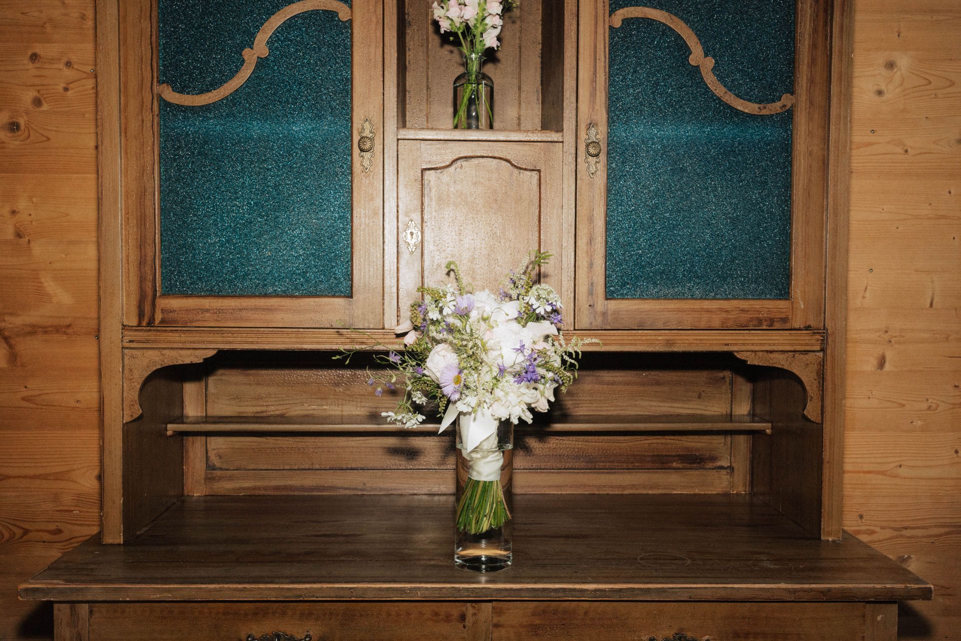 Schöner Holzschrank mit Blumenvase auf der Ablage