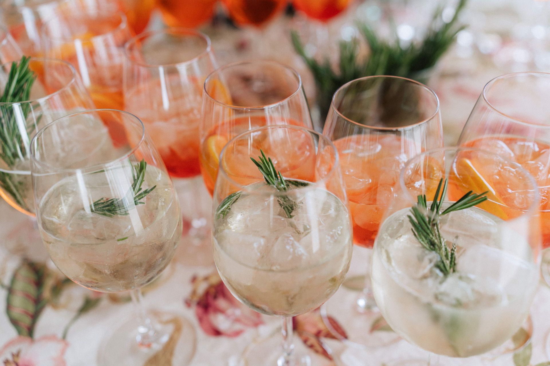 Eine Reihe von Gläsern, gefüllt mit verschiedenen Getränken