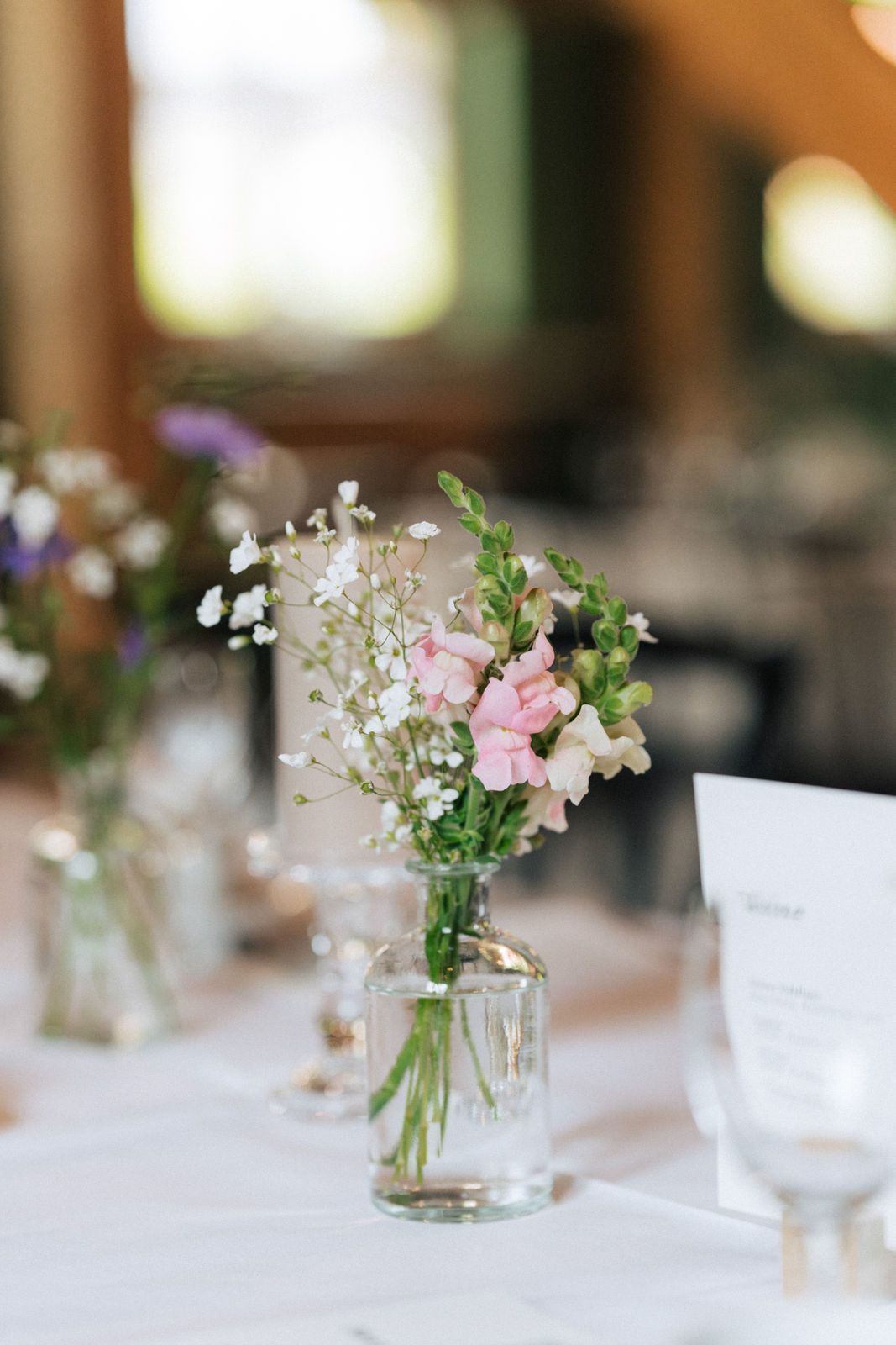 Auf einem Tisch steht eine mit Blumen gefüllte Vase