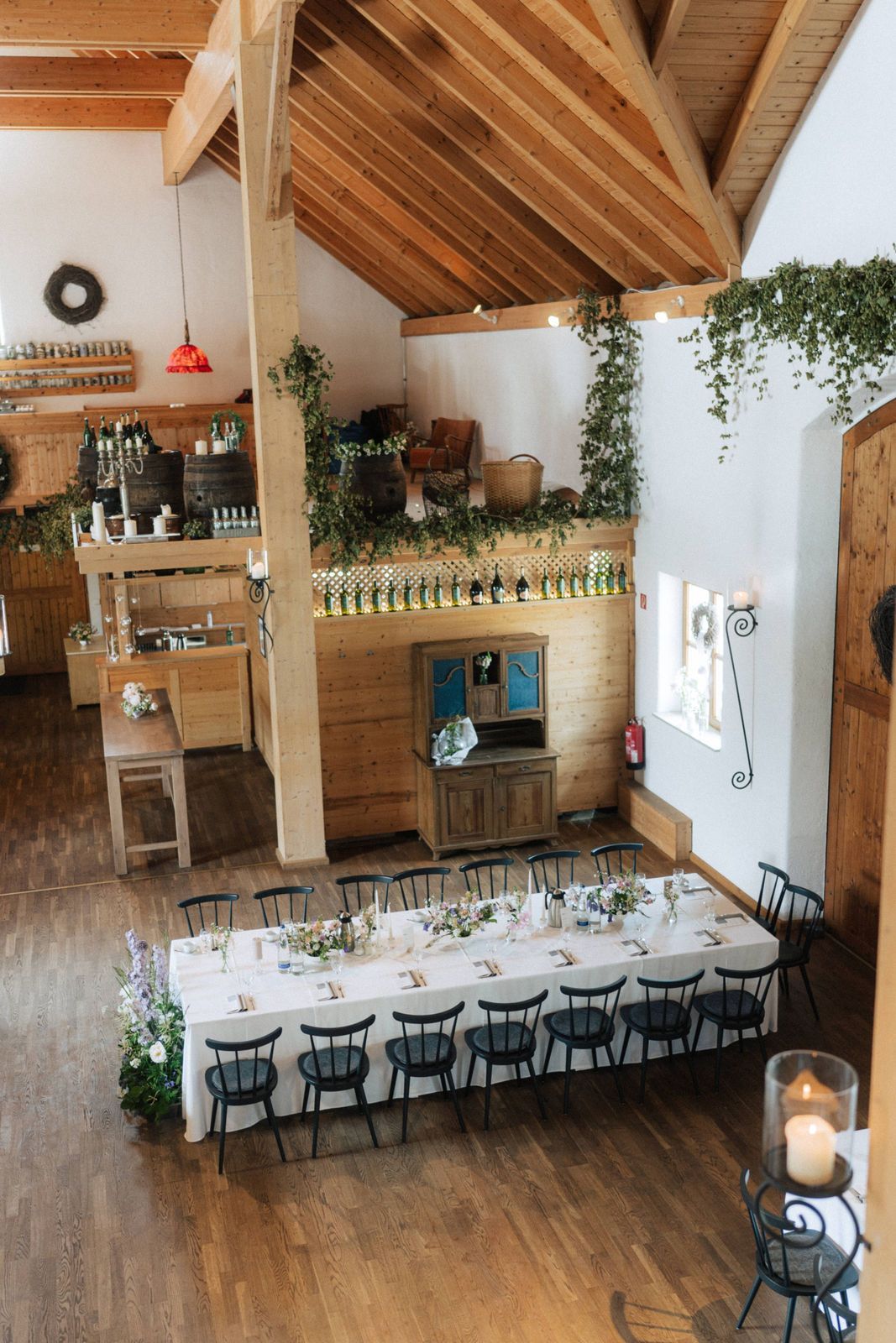 Blick von oben auf den Gastraum des Stadls mit festlich gedeckten Tischen