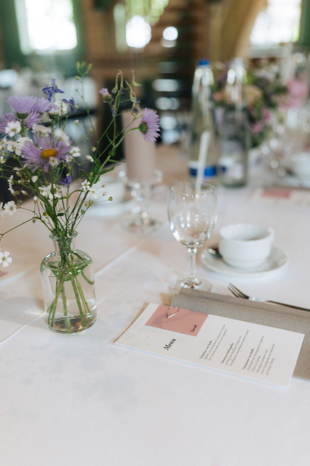 Festlich gedeckter Tisch mit Menükarte