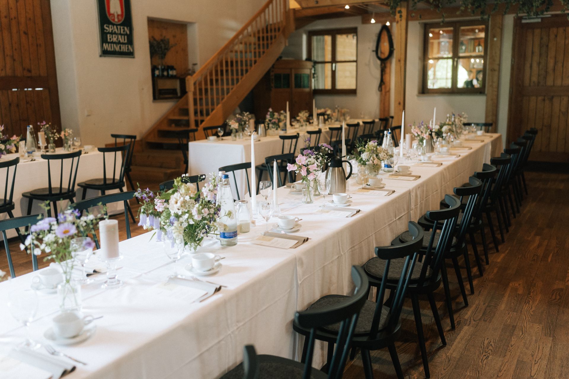 festlich gedeckter Tisch im Stadl