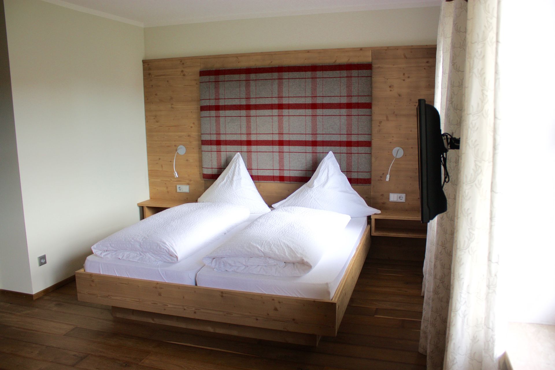 Ein Hotelzimmer mit Doppelbett und Fernseher