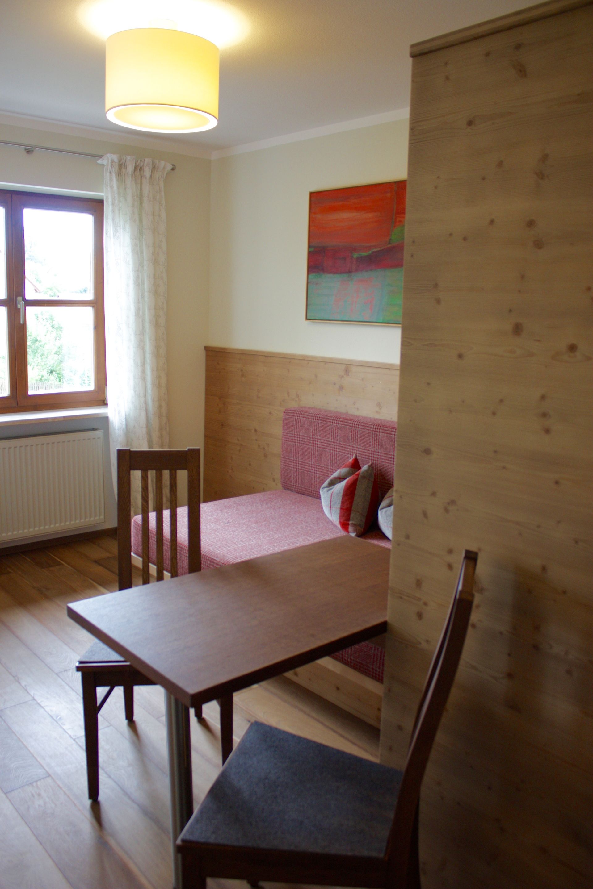 Hotelzimmer mit Tisch und Sitzgelegenheit