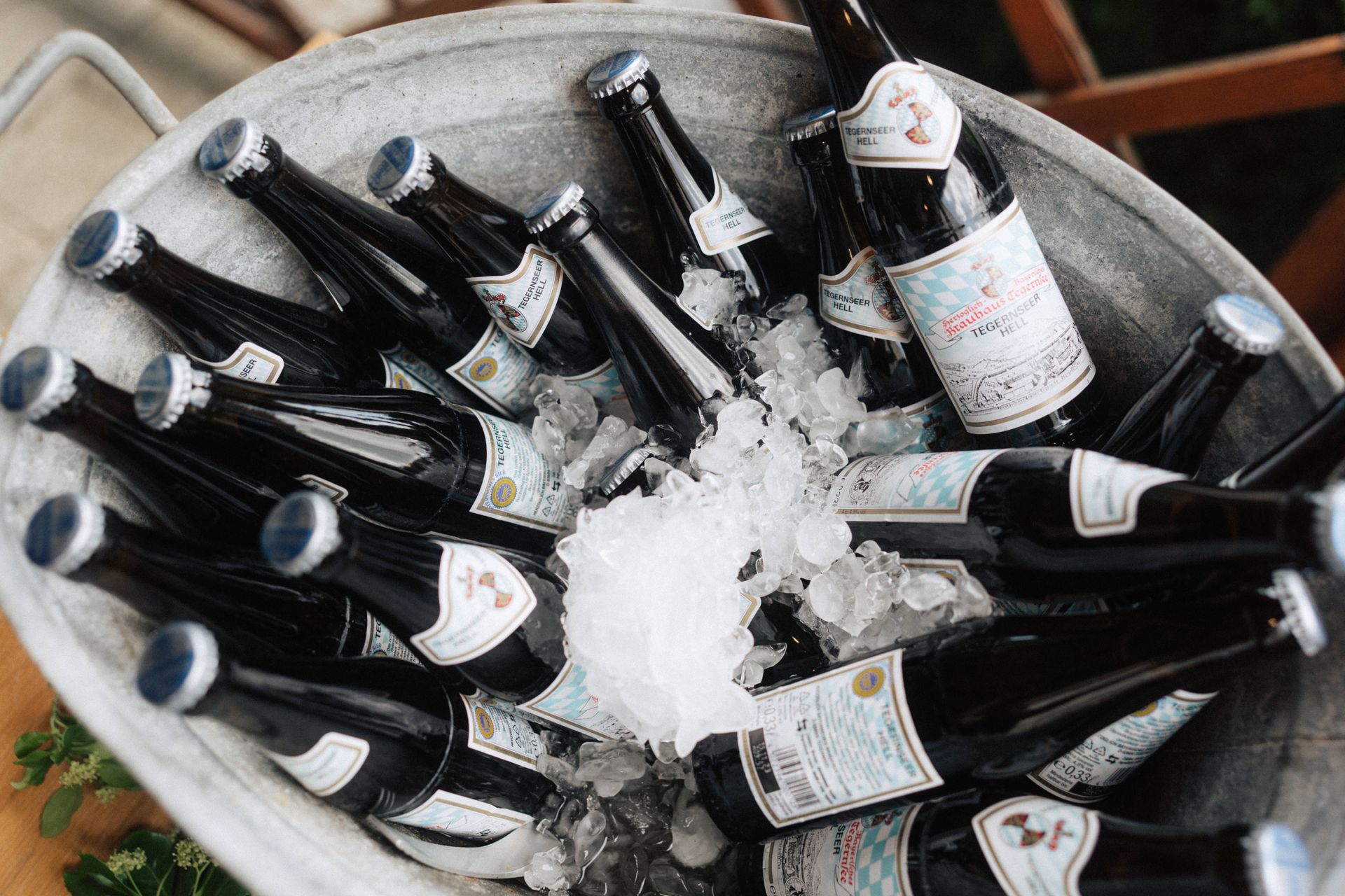 Ein Eimer gefüllt mit Bierflaschen und Eis