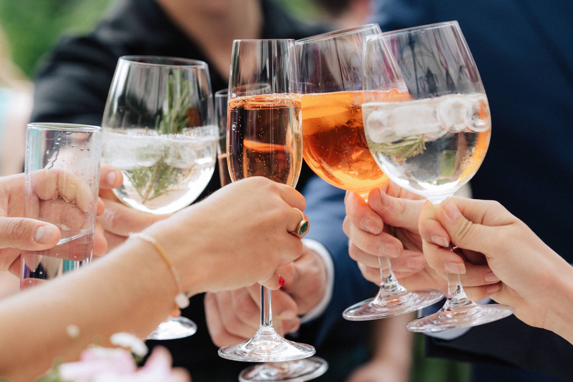 Eine Gruppe von Menschen stößt mit Weingläsern an