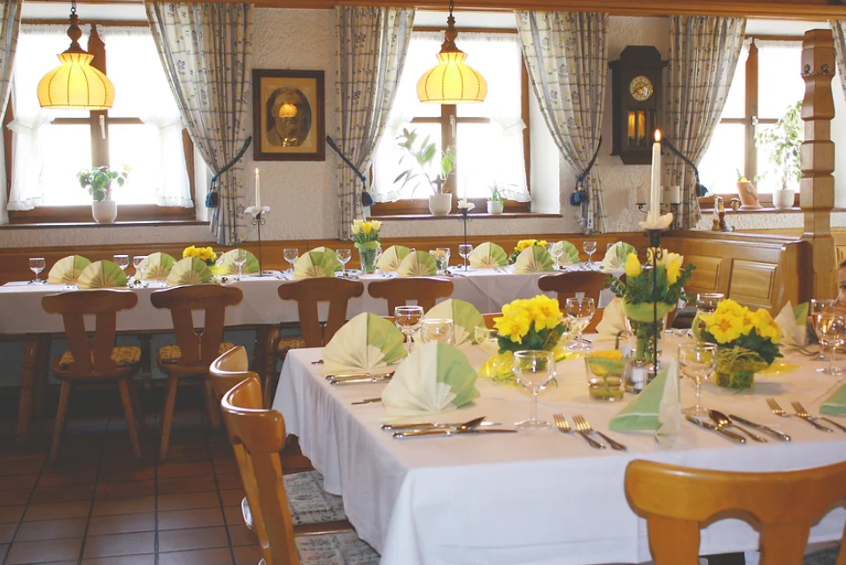 Gaststube mit gedeckten Tischen