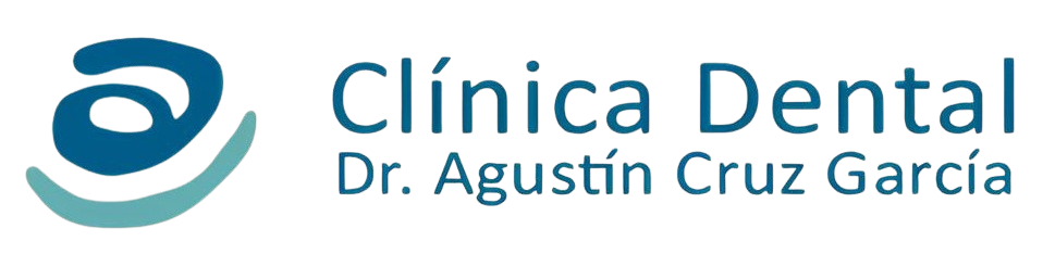 Logo de Cl&iacute;nica Dental Dr. Agust&iacute;n Cruz Garc&iacute;a en azul y blanco con s&iacute;mbolo dental estilizado.