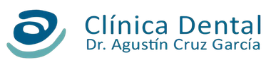 Logo de Cl&iacute;nica Dental Dr. Agust&iacute;n Cruz Garc&iacute;a en azul y blanco con s&iacute;mbolo dental estilizado.