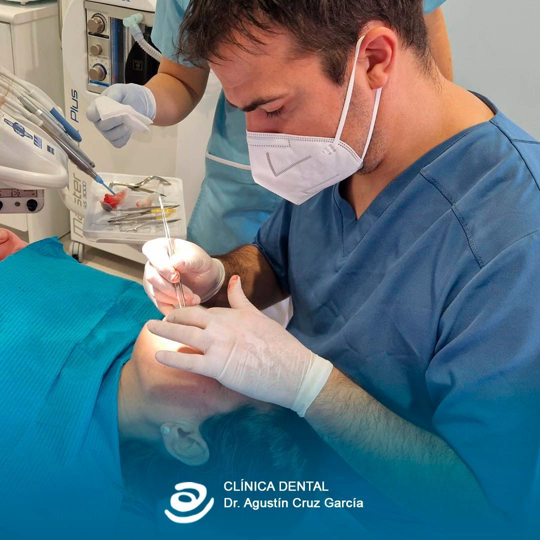 Un dentista examina los dientes de un paciente con instrumental dental