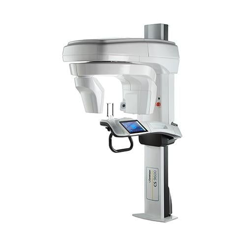 Máquina de rayos X dental con escáner superior y pantalla de control sobre un soporte.