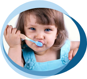 Un niño pequeño se cepilla los dientes con un cepillo de dientes azul en un marco ovalado azul claro.